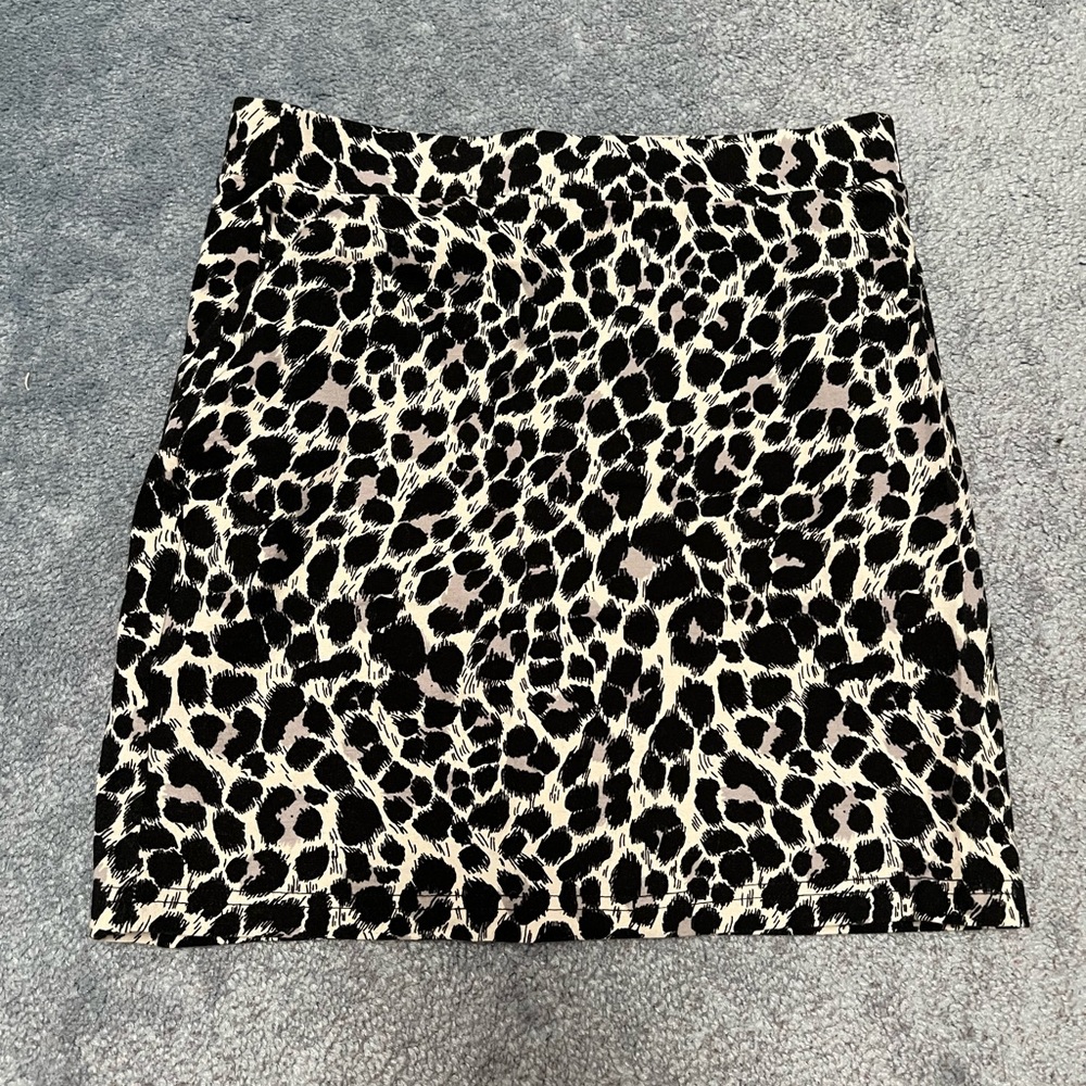 H&M Fitted Leopard Printed Mini-Skirt Size 6